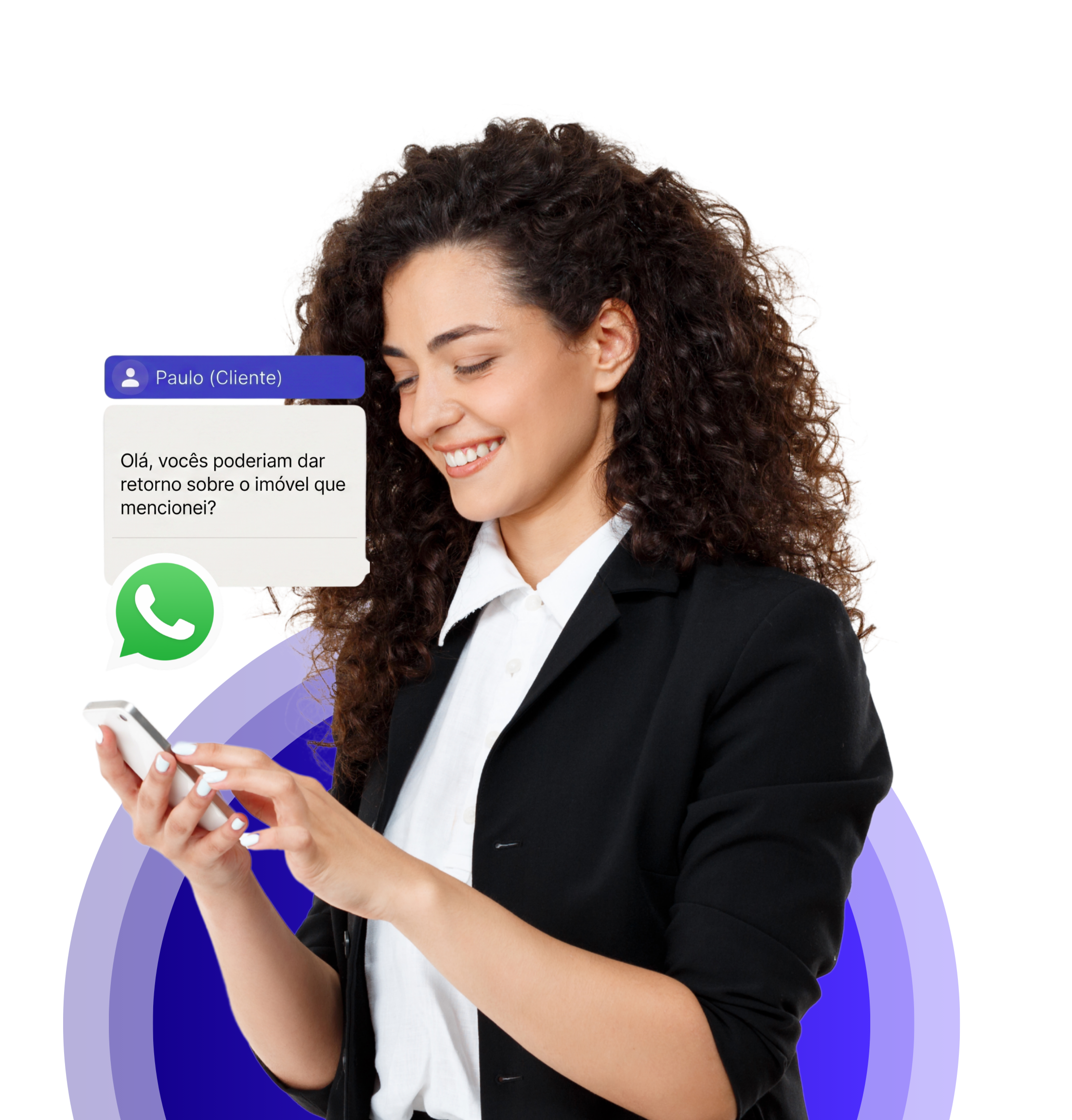 Corretora sorrindo com celular na mão, recebendo mensagem de cliente no WhatsApp